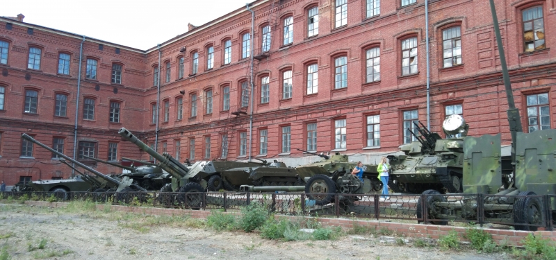 Музей военной техники у стен кадетского корпуса.