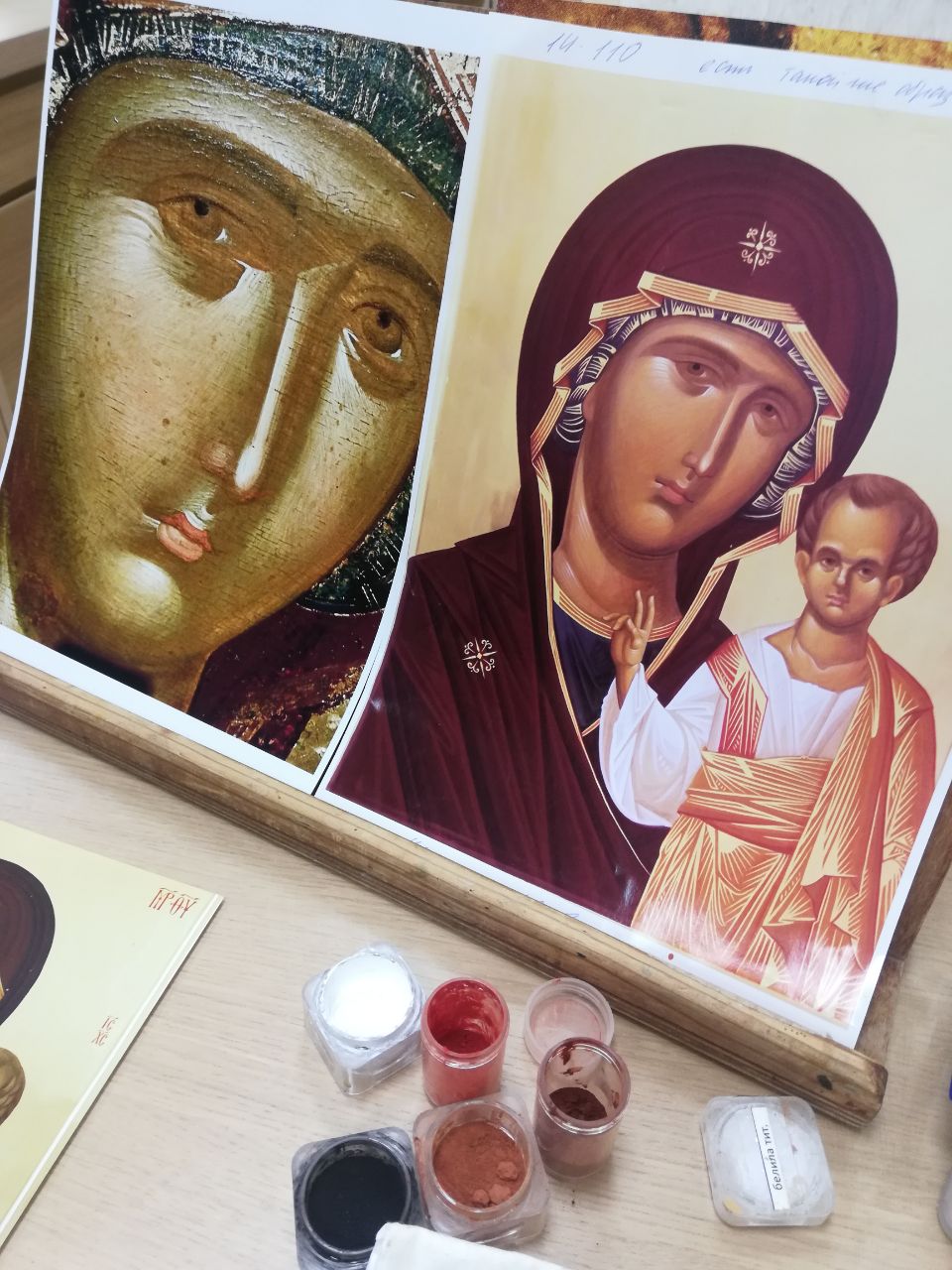 Монахини пишут икону по фотографии с использованием красок на основе природных минералов.