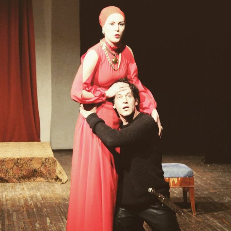 Наби Ахмедов в роли Гамлета.