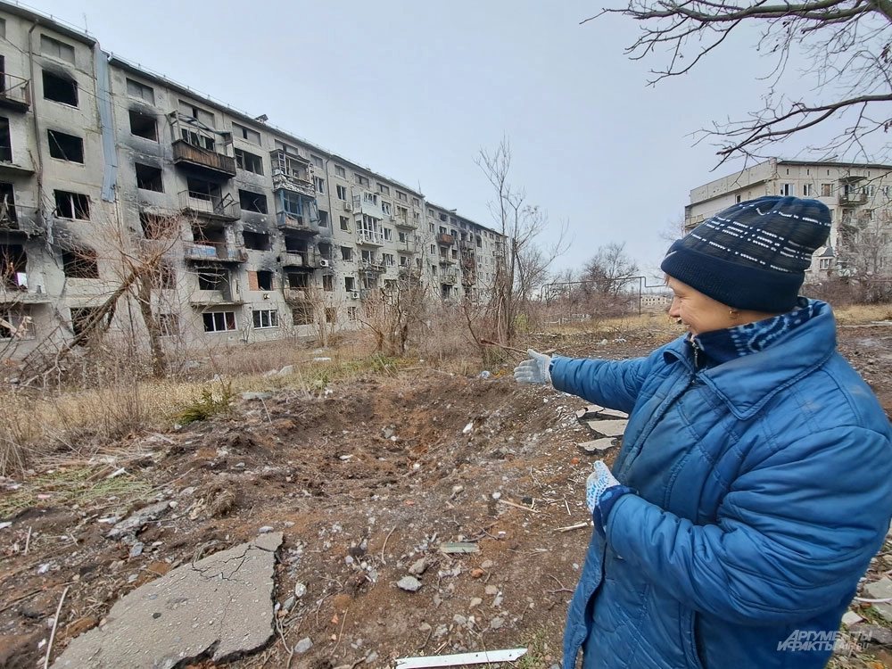 Валентина показывает могилу Валерия.