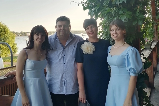 Девочки благодарны родителям за счастливое детство