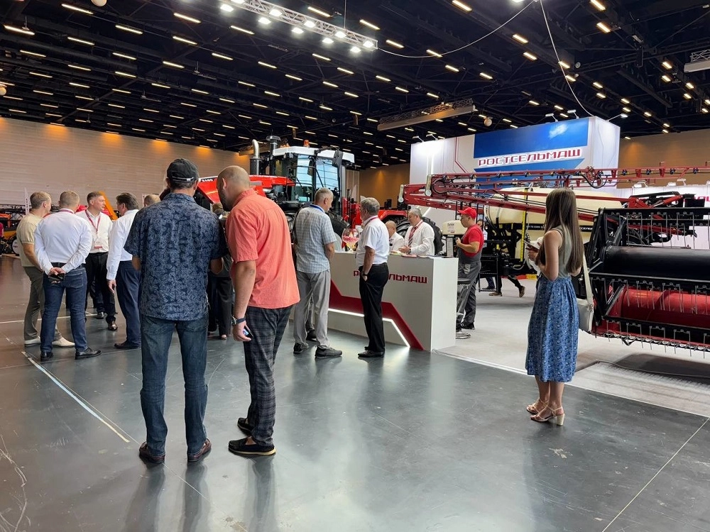 У стенда компании заключали контракты, обменивались опытом, обсуждали предложения.