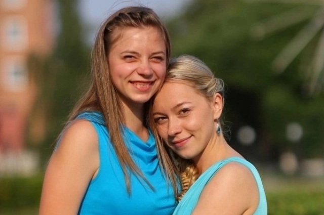 Елена и Валерия в день вручения дипломов.