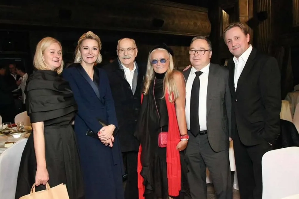 Никита Михалков с женой, дочерьми и сыном.