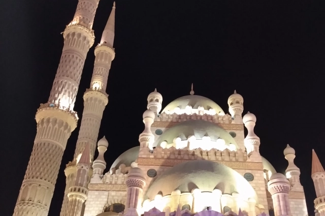 Мечеть в старой части Шарма не такая и древняя, но очень впечатляющая.