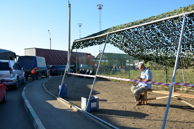 Для беженцев на КПП Донецк установили лавочки в теньке и палатку МЧС