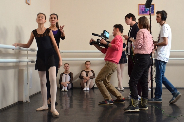 В короткометражке играют юные балерины.