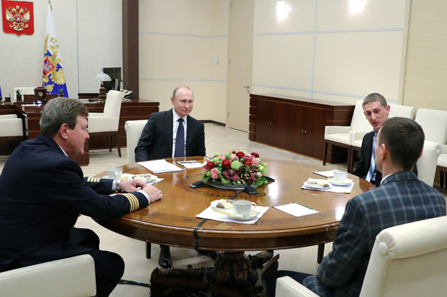 Президент РФ Владимир Путин во время встречи с участниками первого Всероссийского форума 