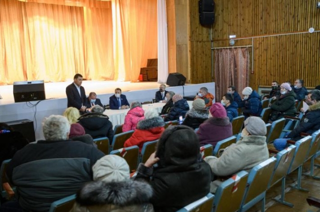 Старая школа в Косулино сегодня едва вмещает детей. Строительство новой и другие вопросы Евгений Куйвашев обсудил вместе с жителями села.