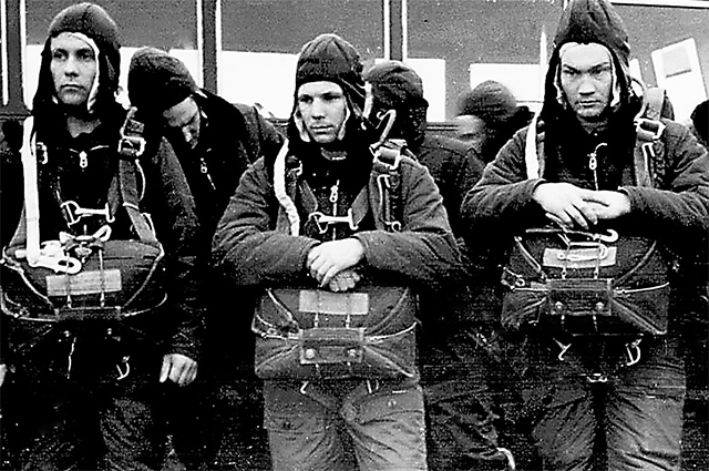 Юрий Гагарин (в центре кадра) на парашютной подготовке в Энгельсе. 1960 г.