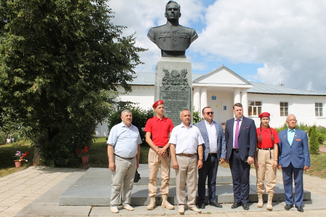Глава Кесовогорского муниципального округа Сергей Тарасов (на фото третий справа) с гостями ц бюста Герою Советского Союза Алексею Алелюхину. 