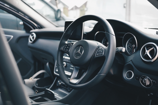 Деньги передавались в салоне премиум-авто.