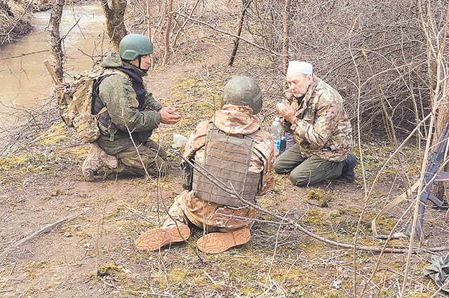 Хаджи Наиль хазрат Аминов молится с вышедшими из боя солдатами. 