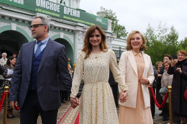 Давид, Кристина и Илона на красной дорожке в момент празднования 150-летия омского драмтеатра.