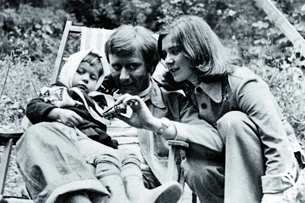 Андрей Миронов и Лариса Голубкина с 3-летней Машей Голубкиной.