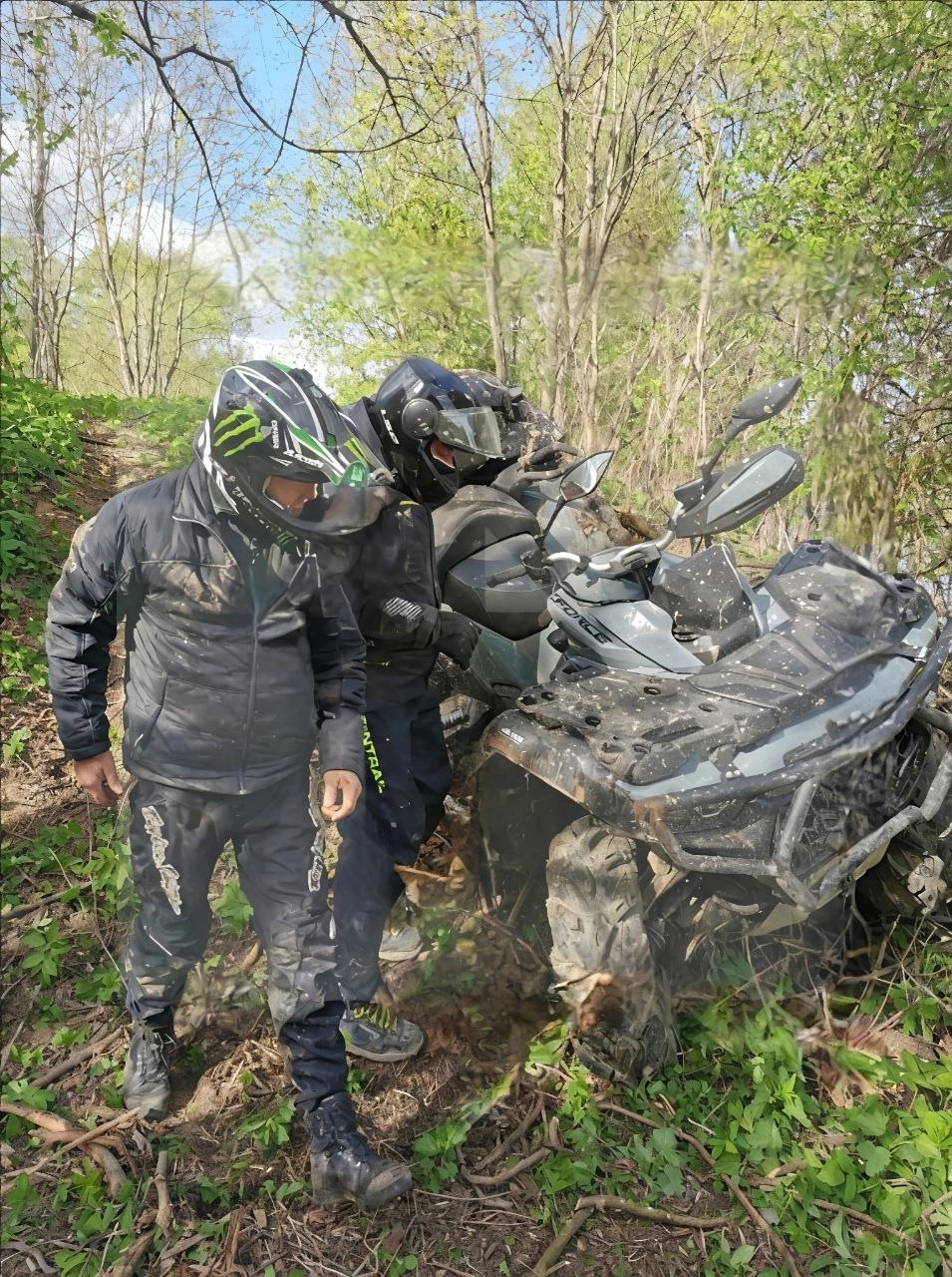 Анатолий заявил, что никогда раньше не видел этих мужчин.