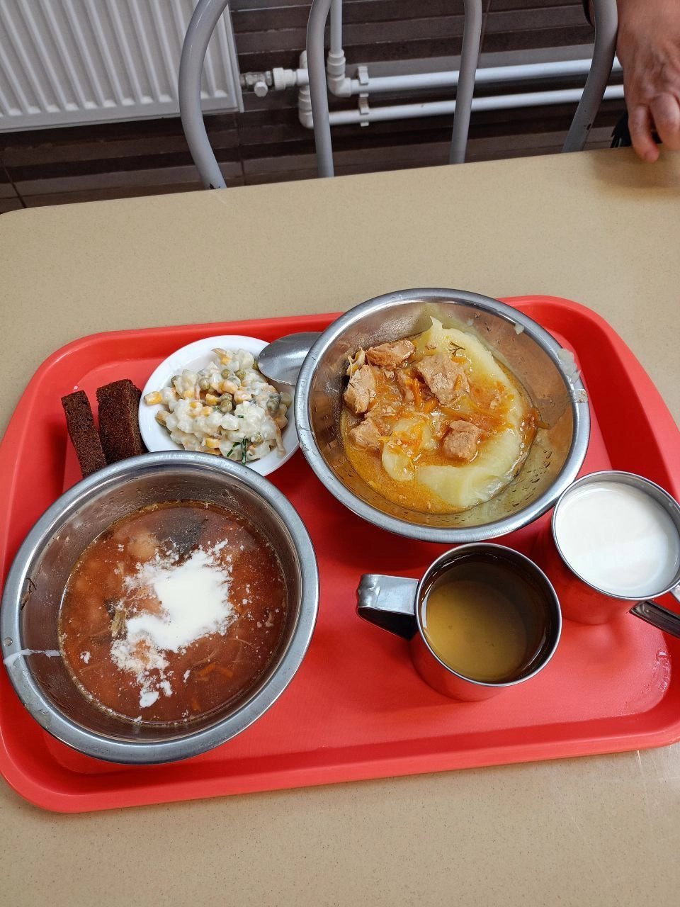 Волонтёров кормят не только кашей.