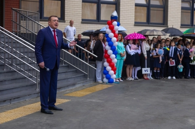 Открытие школы посетил губернатор.