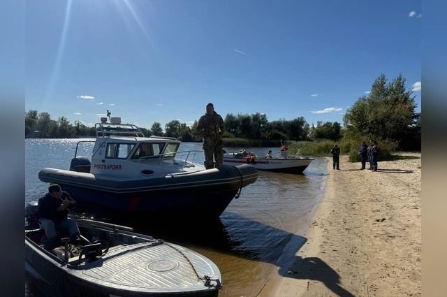 Семь человек сели в катер, предназначенный лишь для шестерых.