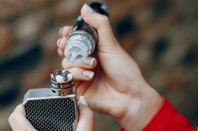 Курение вейпа незаметно подтачивают здоровье.