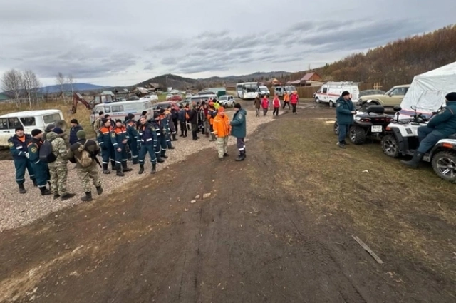 Поиски семьи не прекращаются.