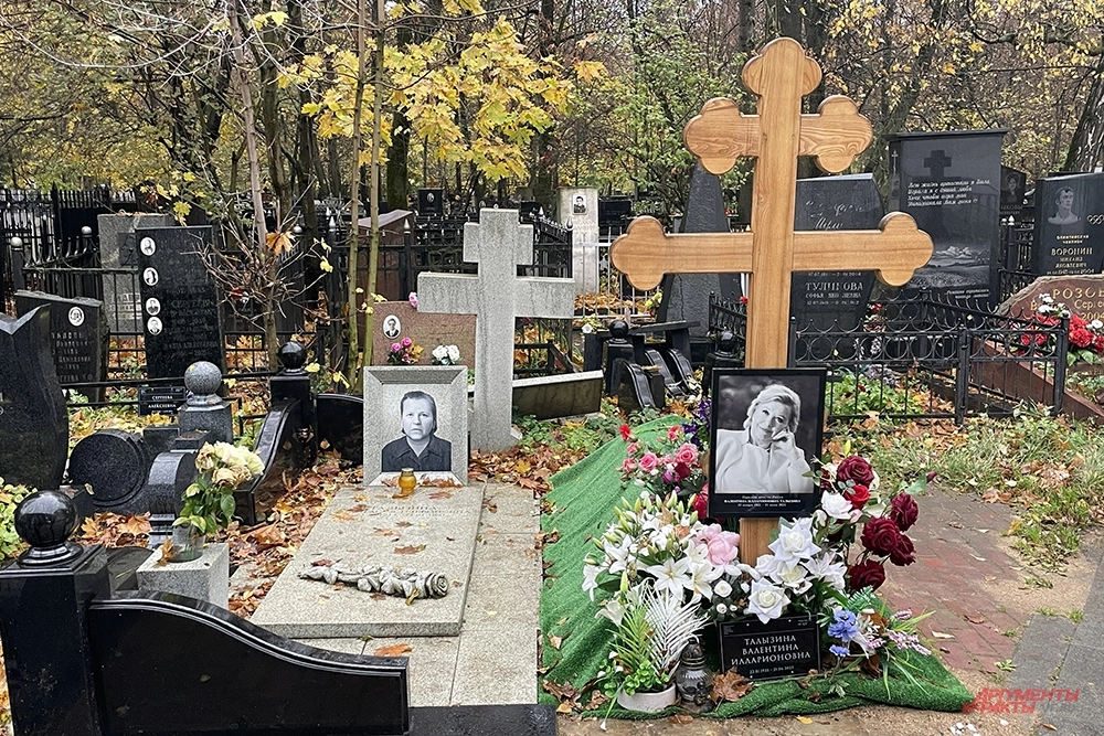 Могила Валентины Талызиной на Ваганьковском кладбище (справа).