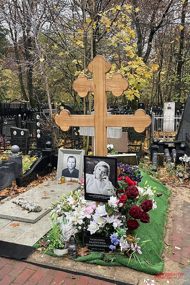 Могила Валентины Талызиной на Ваганьковском кладбище (справа)