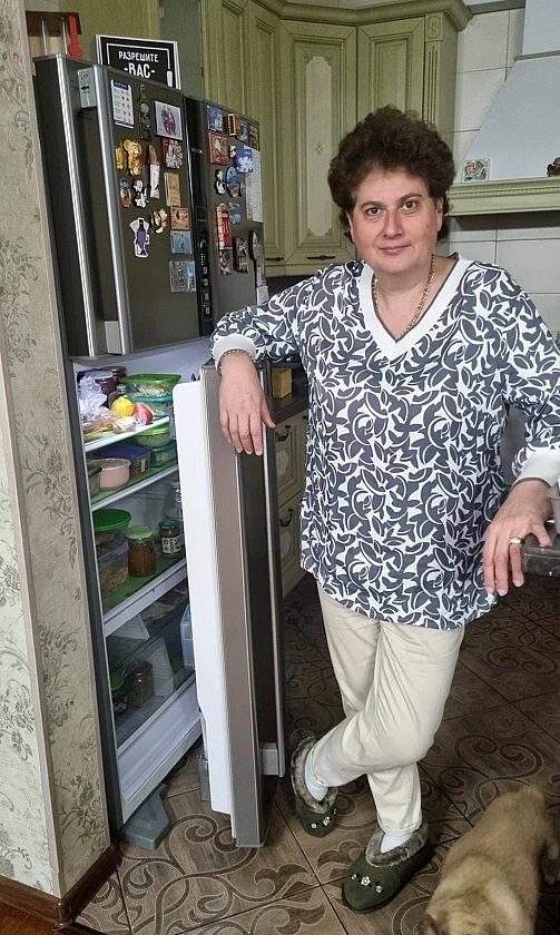 В холодильнике Ольги Бухановской лимон, сливочное масло, десерты, помидор, банки варенья, пачка молока, расфасованная готовая еда в контейнерах: гарниры и вторые блюда, домашние заготовки в стеклянных банках, яблочное пюре для внучки.