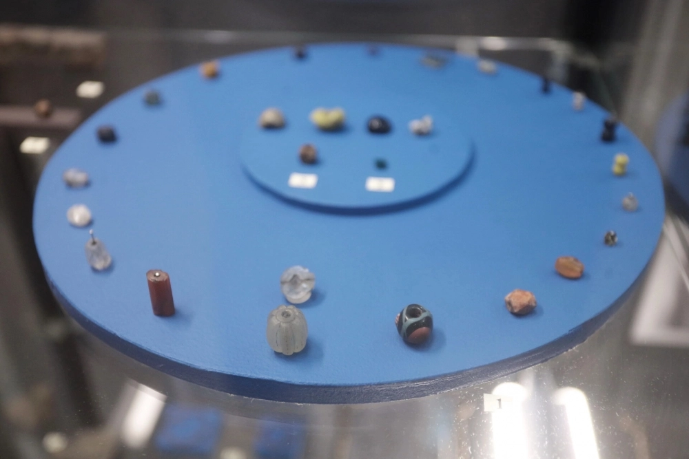 В раскопах встречались в том числе бусины разного размера.