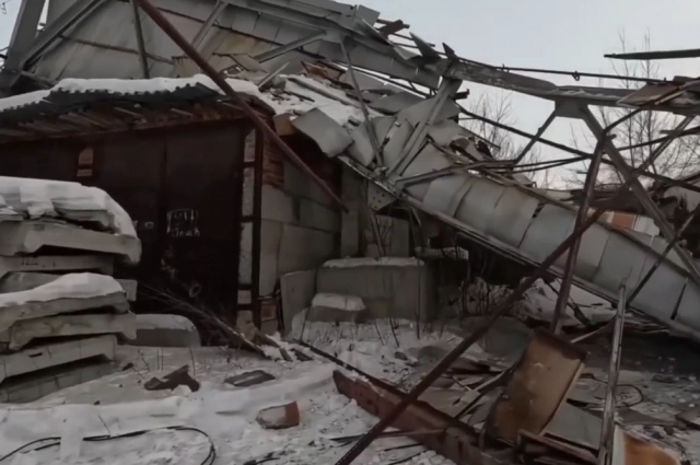 Упавшие конструкции.