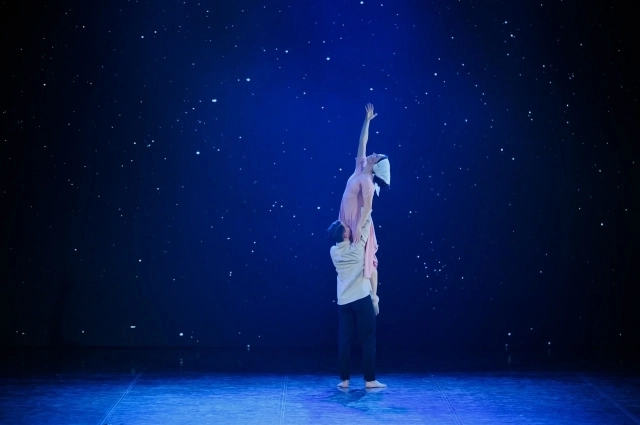 Рейзл (Анастасия Поволоцкая) и Лейбл (Егор Березиков).