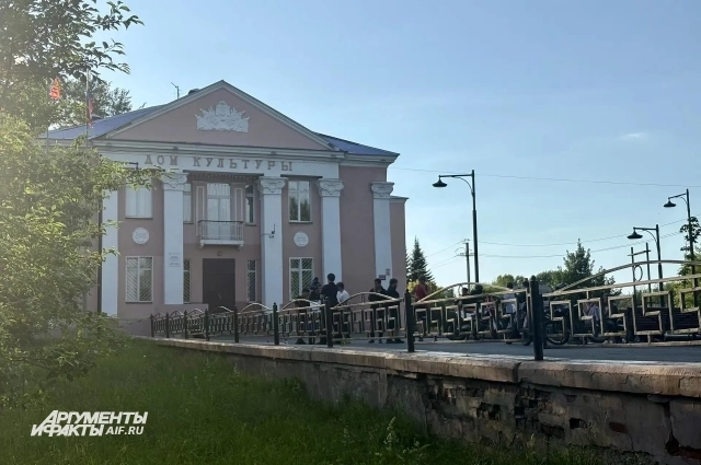 У ДК собираются толпы школьников, которые активно болтают и смеются.