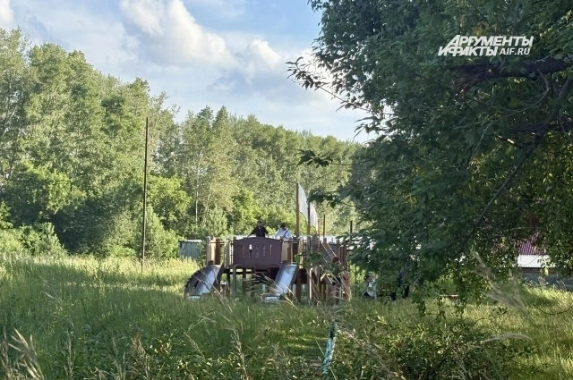 По пути к дому убийцы — детская площадка с толпами подростков.