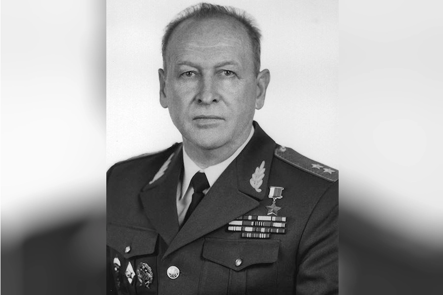 Школу № 41 окончил Герой России генерал-лейтенант Евгений Бармянцев.