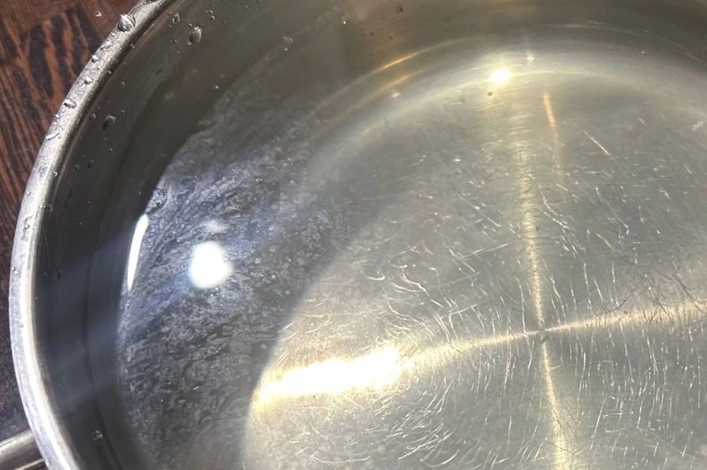 На поверхности воды отчетливо видна пленка. По словам горожан, по текстуре она напоминает масло.