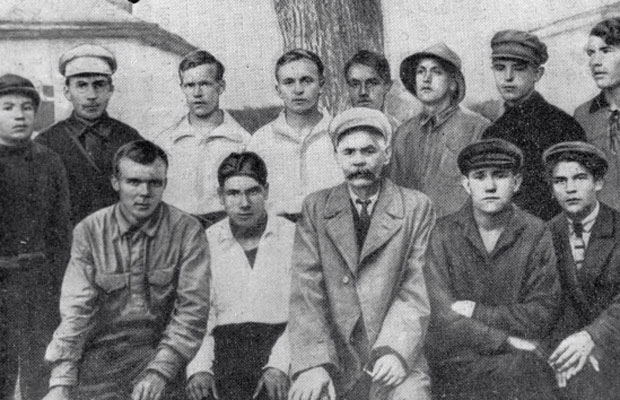 Максим Горький (в центре) и основатель детской коммуны Антон Семенович Макаренко (слева во втором ряду) среди бывших колонистов-рабфаковцев, 1938 год.