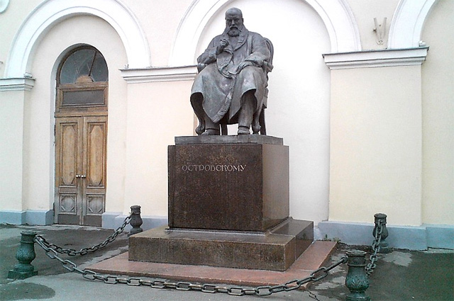 Памятник Островскому у Малого театра в Москве.
