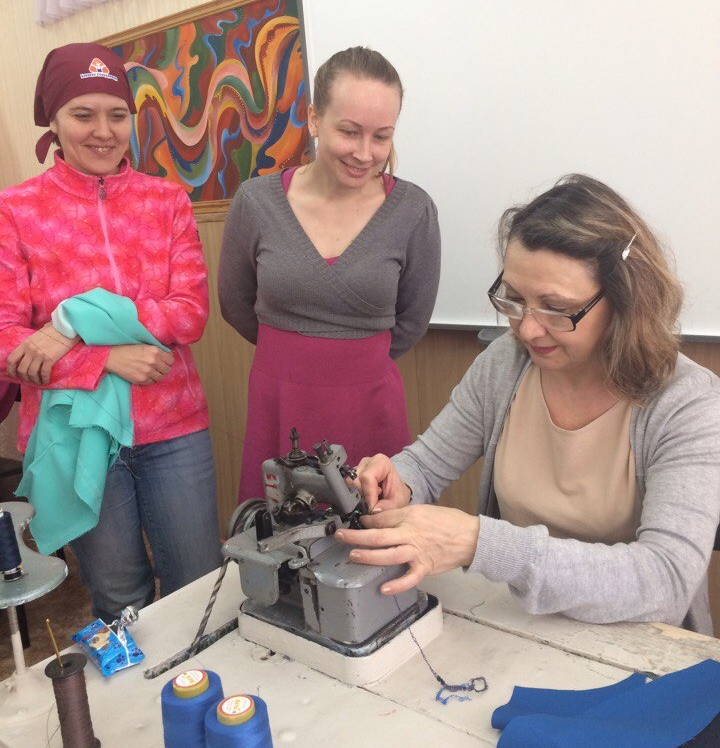 Преподаватель Наталья Олеговна Чернецкая показывает, как пользоваться оверлоком.