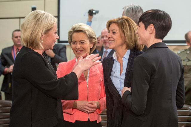 Министры обороны (слева направо) - Жанин Хеннис-Плассхарт, Германии - Урсула фон дер Ляйен, Испании - Мария Долорес де Коспедаль, Норвегии - Ине Мари Эриксен Сёрейде в Штаб-квартире НАТО в Брюсселе, февраль 2017 г.