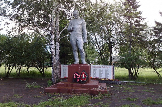 Памятник в селе Моховой Привал Муромцевского района Омской области.