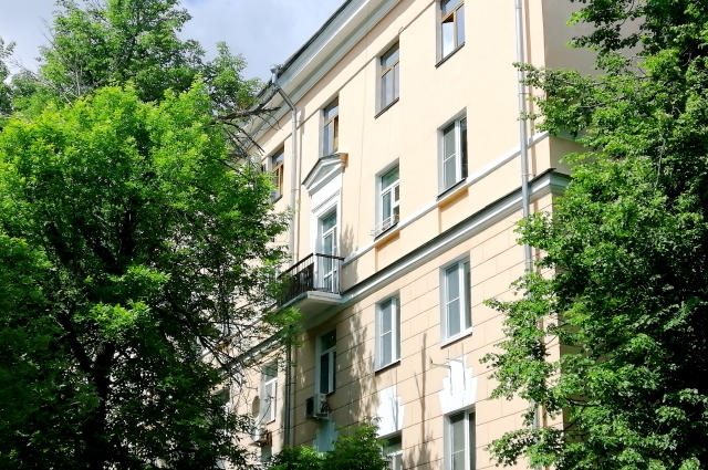 На предпоследнем этаже балкон и окна квартиры Валентины Терешковой.