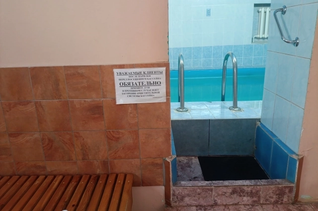 Вход в бассейн из комнаты отдыха.