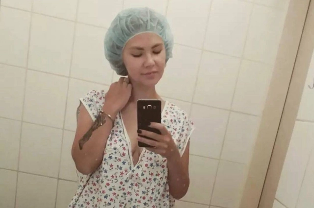 Девушка много времени провела в больнице.