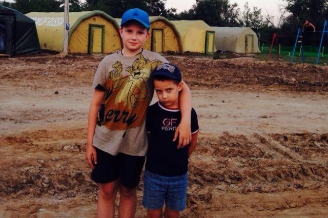 Кирилл и Платон Полухины увидели, как порой могут жить люди в 2014 году, когда приехали на Донбасс.