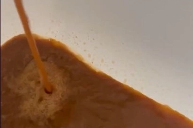 Вместо горячей воды из крана бежит ярко-коричневая с примесями жидкость.