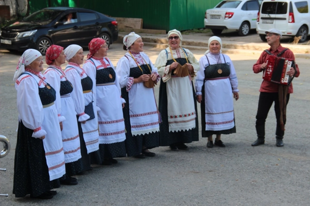 Начался форум с творческой встречи гостей. Всех приветствовал коллектив «Пелысёк» («Рябинушка»)
