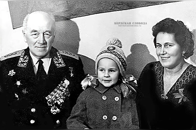 Академик Аксель Берг с женой и дочерью.