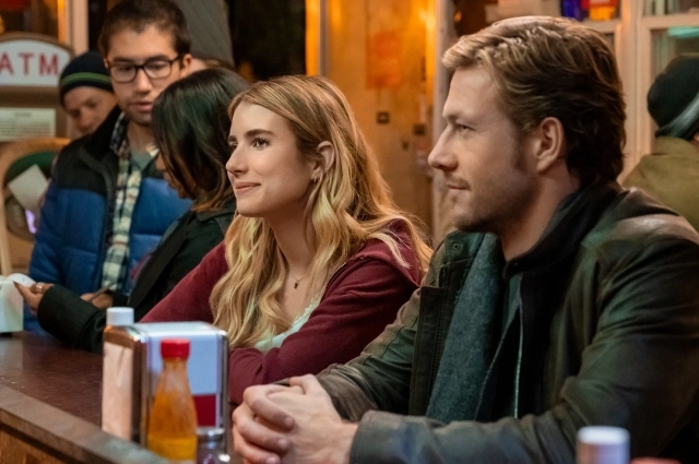 Эмма Робертс и Люк Брейси. Фото: кадр из фильма «Пара на праздники»