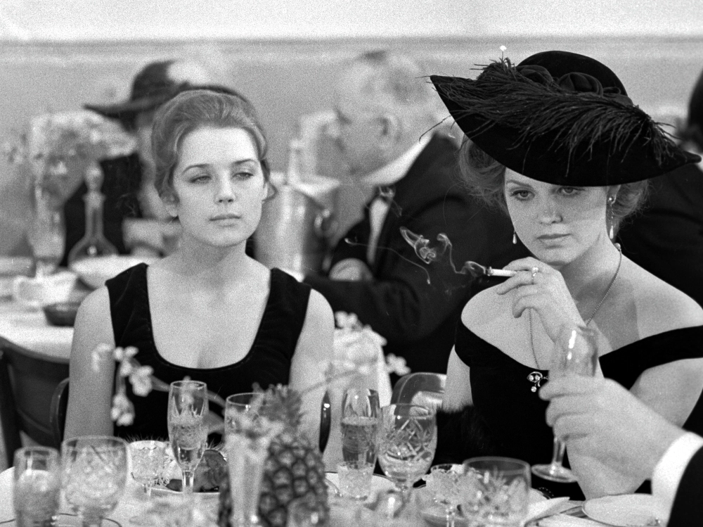 Актрисы Светлана Пенкина в&nbsp;роли Кати (справа) и&nbsp;Ирина Алферова в&nbsp;роли Даши в&nbsp;многосерийном телевизионном фильме, 1974 г.