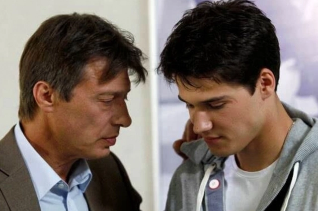 Актёр Анатолий Лобоцкий и Иван Жвакин в сериале «Молодежка». 